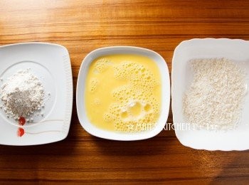 step2: 依序沾上麵粉、蛋液、麵包粉。