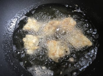 step4: 用中高火將斑塊炸至金黃色。