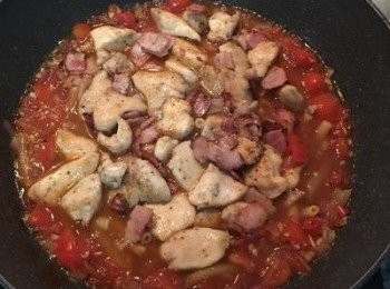 step9: 再放炒過的培根和雞肉。