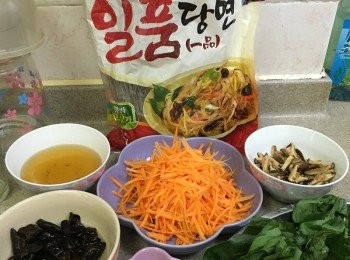 step1: 粉絲伴上不同顏色的配料 賣相十分豐富