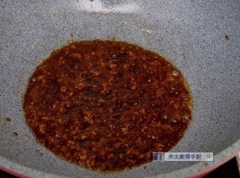step4: 用2茶匙油把蒜茸爆香，加入醬油和椰糖，炒成焦糖漿。