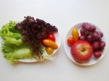 step1: 製作便當的技巧之一,白飯或需要先醃製的<span class="group_1">食材</span>,需要花時間燉煮的肉類,都可在前一晚或假期時,多做一些分成小份包裝,可放冷凍保存。要做便當時只需加熱即可快速完成一道配菜。搭配生菜及水果類可讓便當的營養及配色顯得更美味。