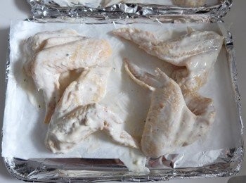 step3: 預熱焗爐180度。取出雞全翼放在焗盤上，放入焗爐焗180度10分鐘，取出反轉焗多10分鐘至金黃色。