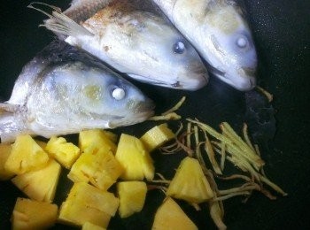 step3: 利用鍋旁下薑絲~煸一下~放鳳梨~加入蠔油~再加水~淹到魚 1/3就好了~蠔油和水約1:3~個人喜好不同可自行調整~中火燒10來分就可以了~水沒有淹過魚頭~所以燒的中間要翻面喔~