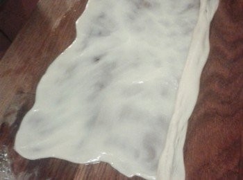 step3: 將薄皮捲起成麵條