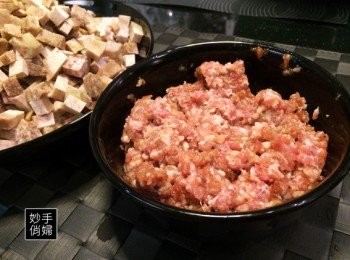 step2: 醃漬好的豬絞肉加一顆蛋拌勻(這時候會有點濕濕黏黏的稠度),