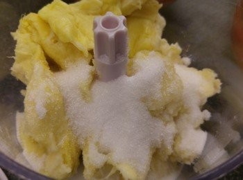 step3: 榴槤肉和糖倒入電動攪拌器內打成cream,如喜歡食到果肉可減少攪拌時間,請自己目測效果。