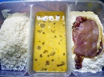 step5: 依序沾上麵粉、蛋液、麵包粉，微微壓緊備用。