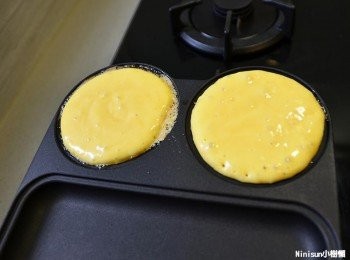 step3: 熱鍋並在鍋內塗抹些許奶油,將鬆餅漿倒入小火煎