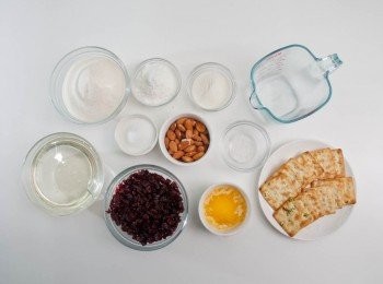 step1: 準備材料﹕先將杏仁入焗爐以160oC焗10至15分鐘後轉小火約80oC仍保留在焗爐內保持温度備用