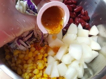 step5: 將柚子蜜及蛋黃醬加入<span class="group_1">材料</span>中拌勻。