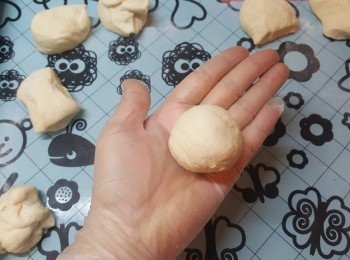 step2: 取出，用手按壓麵糰，將麵糰中的空氣排出，再將麵糰分割成30g的小麵糰。將小麵糰，搓圓，鬆弛15分鐘。