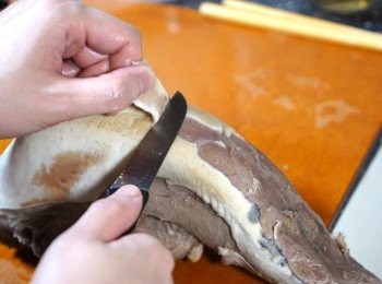 step2: 用小刀刮去牛脷脷胎白色的部分。