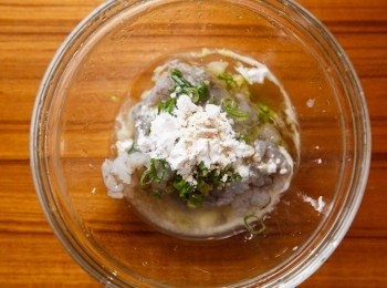 step2: 再來把蝦泥與其他材料均勻混合。