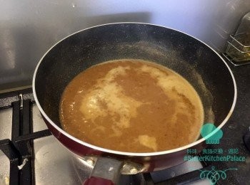 step2: 5.    較細火，加沙茶細同花生醬，慢慢炒勻
6.    加水，較中火繼續煮，
       到水滾之後可以加雞粉、糖、鹽同老抽，再加牛肉
      煮勻試味。比平常濃味少少就啱，
      因為加落湯面之後會俾湯沖淡左。