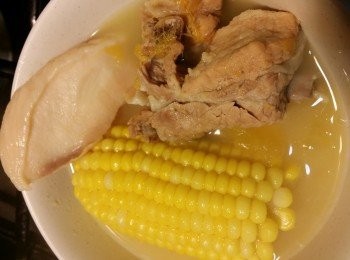 step2: 把以上材料加入3/4煲水，先用大火煲1小時。
再轉中火煲1小時。
最後加入鹽，
便完成啦！