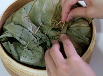 step6: 淋一圍麻油，包好荷葉，用牙籤固定