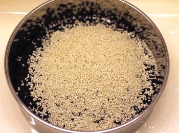 step1: 1) 洗淨黑白芝麻, 我用麵粉篩盛住沖水洗