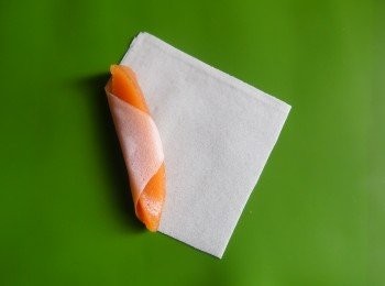 step2: 年糕切20條，每條如無名指般大小，放在春卷皮邊緣