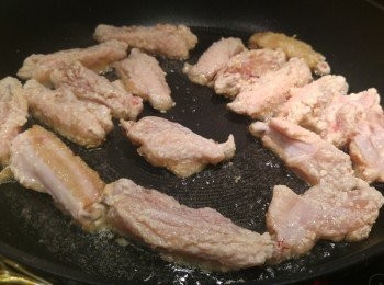 step3: 先炸熟單骨<a href="https://bit.ly/3zHU5V3" target="_blank" data-keyword="雞翼" class="guide-link"><strong>雞翼</strong></a> <span style="display:inline-block;vertical-align:middle;margin-top:-3px;color:initial;border-radius:3px;padding:2px 3px;font-size:12px;line-height:14px;background:#87d300;color:#fff;">即買</span> 備用。