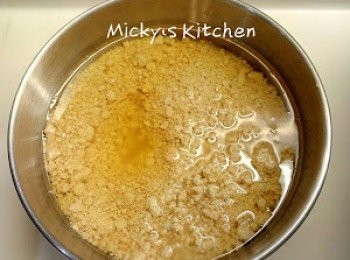 step2: 加入花生碎及油拌勻