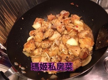 step7: 下<a href="https://bit.ly/3zHU5V3" target="_blank" data-keyword="雞翼" class="guide-link"><strong>雞翼</strong></a> <span style="display:inline-block;vertical-align:middle;margin-top:-3px;color:initial;border-radius:3px;padding:2px 3px;font-size:12px;line-height:14px;background:#87d300;color:#fff;">即買</span> 炒勻👉🏻下小許水煮一陣