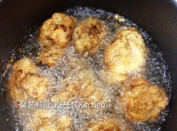 step2: 雞肉撒上太白粉、以低溫油炸至金黃金即可（油温170度）