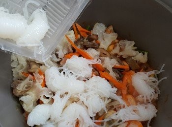 step5: 加入其餘<span class="group_1">材料</span>，拌勻煮一會。