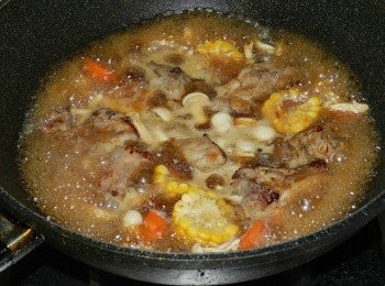 step12: <span class="group_3">調味料</span>全下，湯汁滾後轉中小火，滷約20分