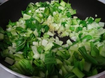 step3: -煮飯期間準備菜粒

-小棠菜洗淨，切去菜葉部分留用（菜葉加些雞粉/水滾湯，不要浪費），將菜頭部分切粒。

-易潔鑊燒熱2茶匙油，倒入小唐菜粒炒一會，

-下薑蓉，花雕酒糖和鹽，兜炒至八成熟備用