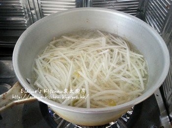 step2: 煲內加入水 , 油 , 鹽拌勻煮滾 , 放入銀芽灼3分鐘盛起