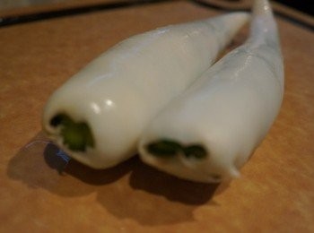 step3: 把青瓜及蝦仁平均地塞進中卷內(要盡量壓實, 但小心太大力會破開), 放進冰箱, 最少1小時