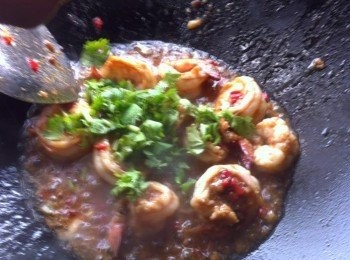 step4: 最後加入食水中火煮至濃稠，倒入8分熟的蝦大火炒翻即可。