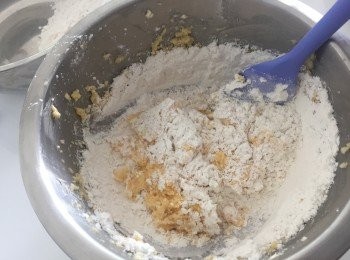 step5: 將一半已過篩的低筋粉和泡打粉輕力拌勻,