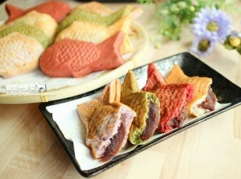 step8: 我用的鬆餅粉成分中已含糖，加上紅豆餡也有甜度，所以就不另外加入砂糖或蜂蜜調和。也因為沒使用到蜂蜜或雞蛋等容易讓餅皮上色的材料，較能烤出明顯的紅、綠鯛魚燒色澤。

加了在來米粉烤出來的鯛魚燒，會多一個Q軟的口感，如果沒有在來米粉，也可以全用鬆餅粉代替。