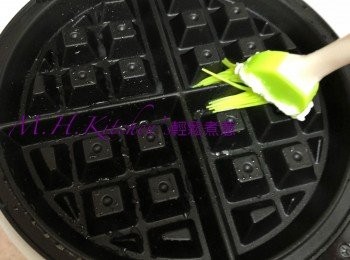 step40: 在燙板上倒入適量餅漿，蓋好待窩夫燙至金黃色盛起