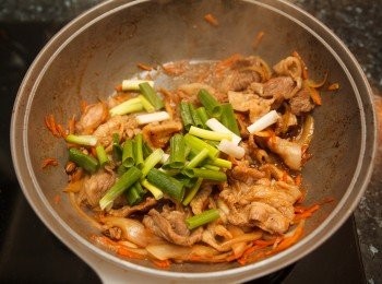 step6: 等到豬五花熟透、湯汁也約略收乾後，加入青蔥，將青蔥拌炒熟後即可起鍋，起鍋後灑上適量的白芝麻就完成了。