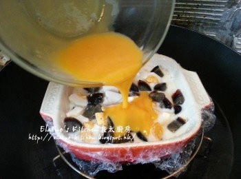 step7: 5分鐘後蛋白凝固再倒入蛋液