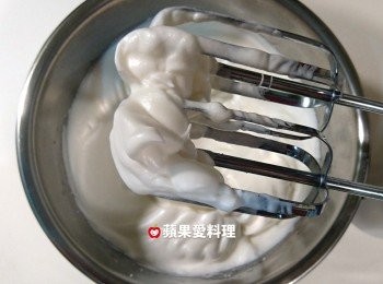 step4: 將鋼盆中的蛋白打勻後，慢慢加入細砂糖打發蛋白（舉起打蛋器，蛋白不垂落的狀態；或是將鋼盆反過來，裡頭的蛋白不會掉下來），加入蜂蜜，繼續打勻。