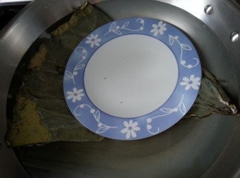 step1: 先將荷葉浸水半至一小時,洗淨