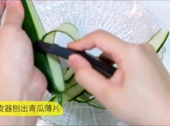 step2: 青瓜用刨皮刀刨成薄片。