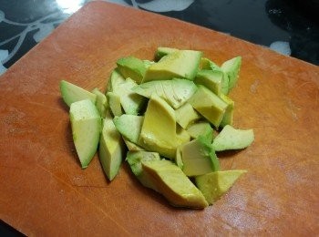 step3: 牛油果不要選過熟的， 否則撈的時候會爛， 及口感較差