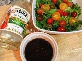 step6: 趁豬里肌肉在煮的同時，將生菜和小蕃茄洗淨瀝乾，並調好醋檸汁用來拌沙拉。