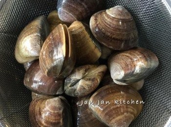 step1: 蜆用鹽水浸2小時吐沙，洗擦乾淨。