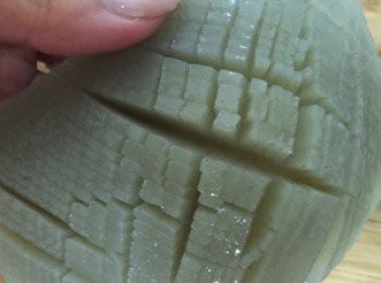 step2: 蒟蒻墨玉板洗淨後，切成網格狀放入鍋中乾煎至表面微焦黃。