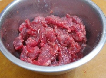 step9: 牛柳洗淨抹乾，逆紋切絲，先用醃料拌勻，醃20－30分鐘