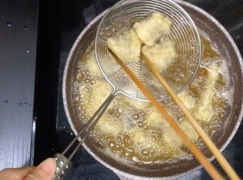 step7: 冷鍋下油燒熱，下一點生粉，如即時浮起即係油溫ok
九肚魚再逐件輕撲多一次生粉（第二次），逐件一撲好即下油鍋
下好所有九肚魚後，轉小火，不要動它，由它炸至脆身
輕撥魚身，感覺脆身後即可翻面再炸，至兩面都炸脆後撈起