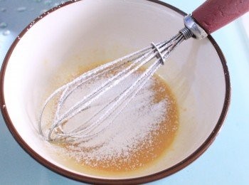 step2: 篩入低筋麵粉，攪拌至無粉顆，放到一旁備用。