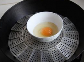 step3: 將撒上糖的雞蛋放入鍋中蒸。