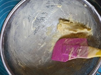 step9: 將榴槤乳酪過篩至幼滑備用（過篩可讓成品更加滑，而不會食到榴槤的纖維）